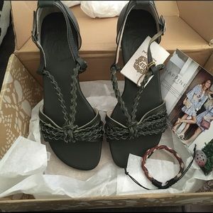 Elf blooming day sz 7.5 leather green sandals